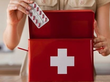 3270-1-20121118first-aid-kit-800x800-b